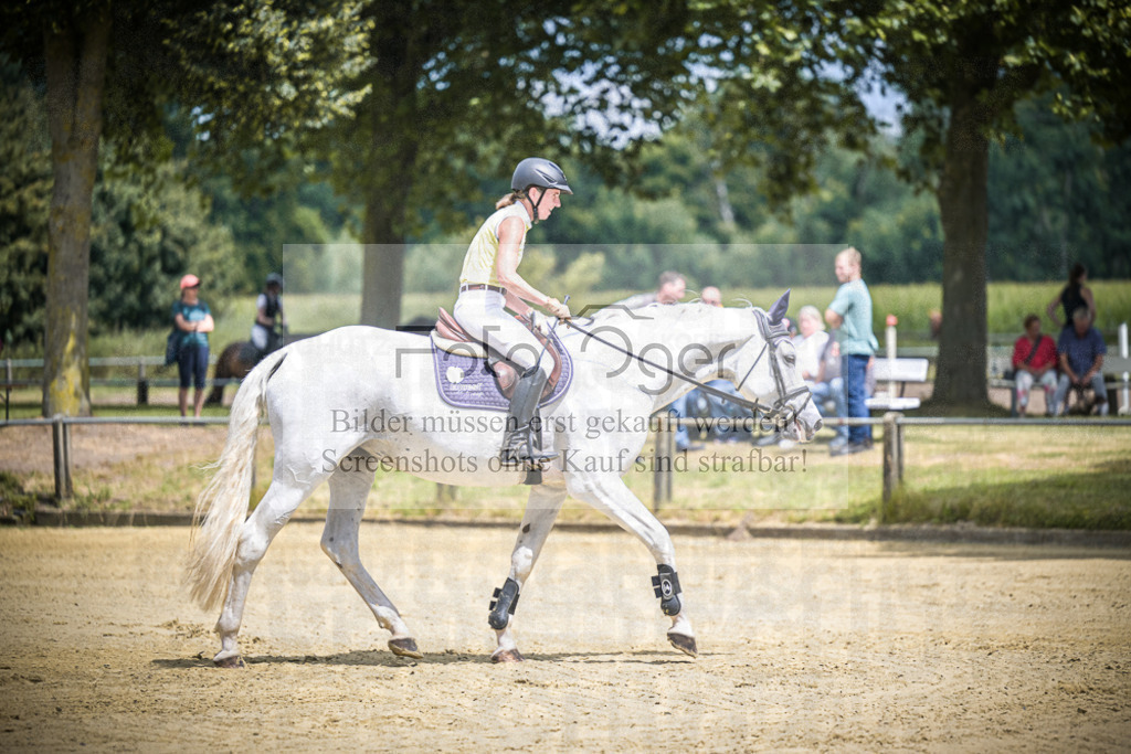 DOS_8013 | Entdecke hochwertige Reitturnierfotos von Foto Oger. Professionell, emotional und authentisch – jetzt Lieblingsmomente im Shop bestellen.Deutschlandweite Turnierfotografie. - Realisiert mit Pictrs.com