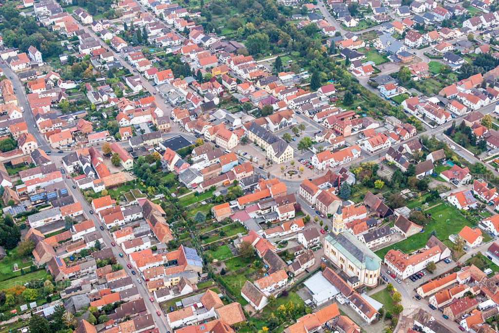 Luftbild: Ortsansicht der Straßen und Häuser der Wohngebiete in Lingenfeld im Bundesland Rheinland-Pfalz in Deutschland. Foto: IMG_60133.jpg vom 08.10.2013 durch Werner Riehm/FLY-FOTO.de