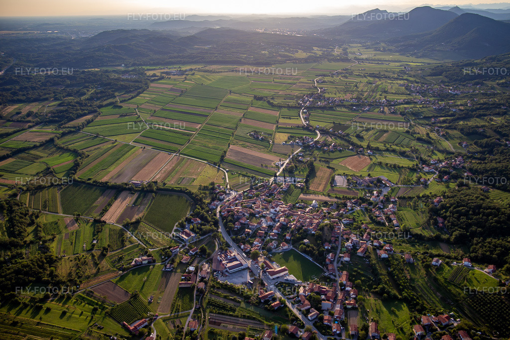 Vue aérienne: La vallée de Lijak vue de l'est au coucher du soleil à le quartier Schönpaß in Nova Gorica dans le département Slovénie, Slovénie. Photo: IMG_137529.jpg prise le 14/07/2023 par Werner Riehm/FLY-FOTO.euRésolution de l'original: 4979 x 3319 px