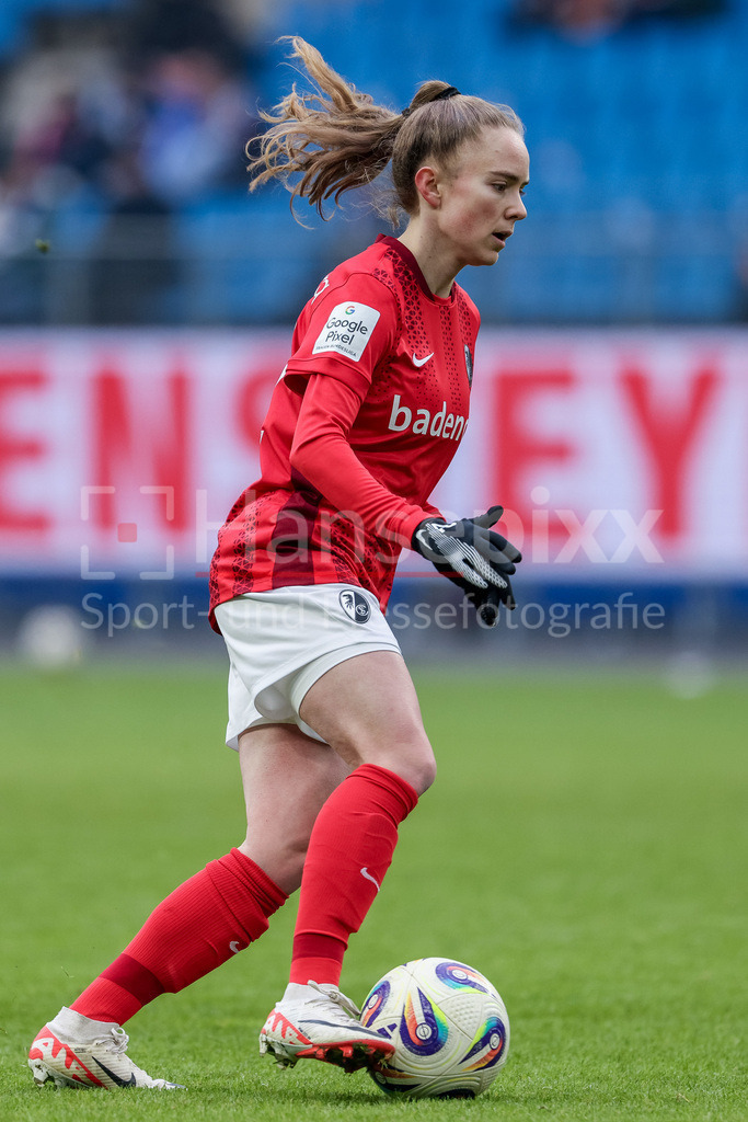 Fussball, Google Pixel Frauen-Bundesliga, Hamburger SV - SC Freiburg | Lisa Kolb (SC Freiburg, 22) am Ball, Freisteller, Einzelbild, Ganzkörper, Aktion, Action, Spielszene, DIE DFB-RICHTLINIEN UNTERSAGEN JEGLICHE NUTZUNG VON FOTOS ALS SEQUENZBILDER UND/ODER VIDEOÄHNLICHE FOTOSTRECKEN. DFB REGULATIONS PROHIBIT ANY USE OF PHOTOGRAPHS AS IMAGE SEQUENCES AND/OR QUASI-VIDEO.