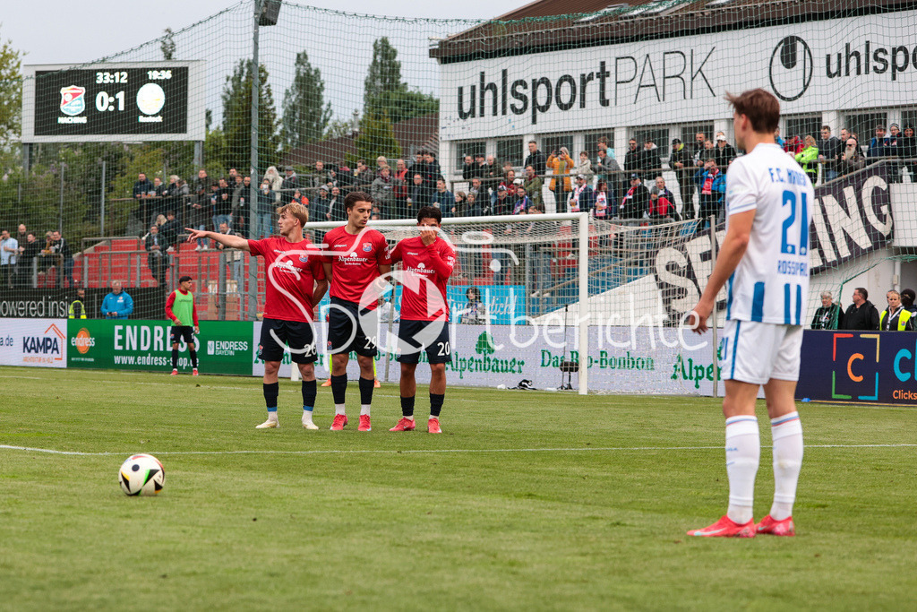 SpVgg Unterhaching - FC Hansa Rostock | Die Hachinger Mauer stellt sich bei einem Freistoss fuer Hansa / 3. Liga: SpVgg Unterhaching - FC Hansa Rostock, Uhlsport Park am 07.05.2025