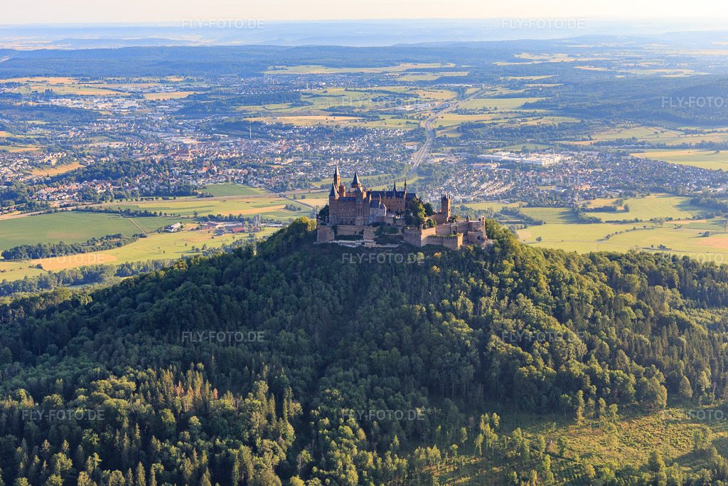 Luftbild: Burg Hohenzollern von Süden im Ortsteil Zimmern in Bisingen im Bundesland Baden-Württemberg in Deutschland. Foto: IMG_148857.jpg vom 28.06.2025 durch Werner Riehm/FLY-FOTO.deBURG-HOHENZOLLERN.COM