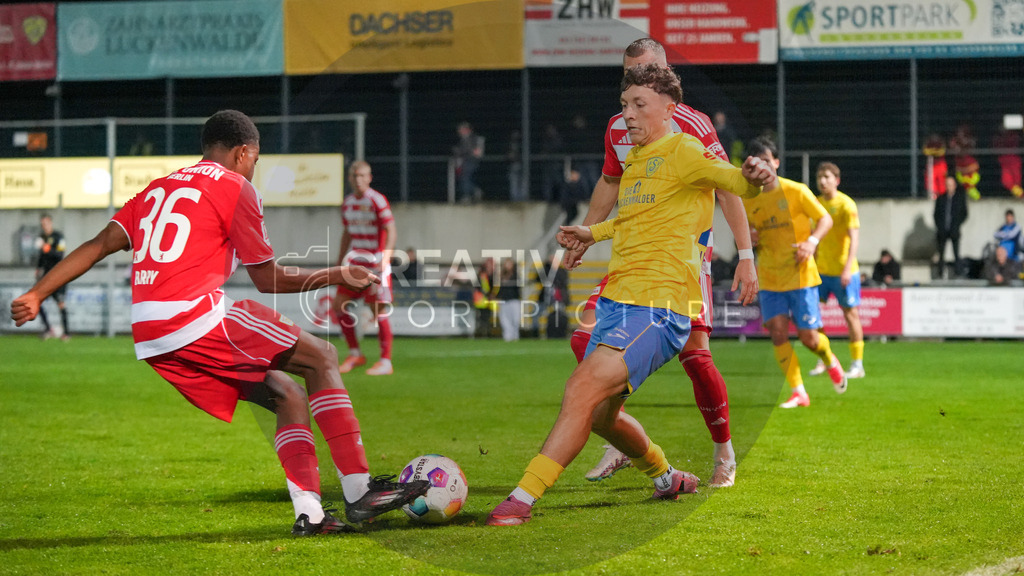 Fußball, Herren, Saison 2025/2026, Testspiel, Freundschaftsspiel, FSV 63 Luckenwalde vs. 1.FC Union Berlin, Mittwoch 08.10.2025, Werner-Seelenbinder-Stadion Luckenwalde, | Fußball, Herren, Saison 2025/2026, Testspiel, Freundschaftsspiel, FSV 63 Luckenwalde vs. 1.FC Union Berlin, Mittwoch 08.10.2025, Werner-Seelenbinder-Stadion Luckenwalde, Im Bild: Sadou Barry (l. Union) und Len Neumann (r. Luckenwalde) - Realisiert mit Pictrs.com