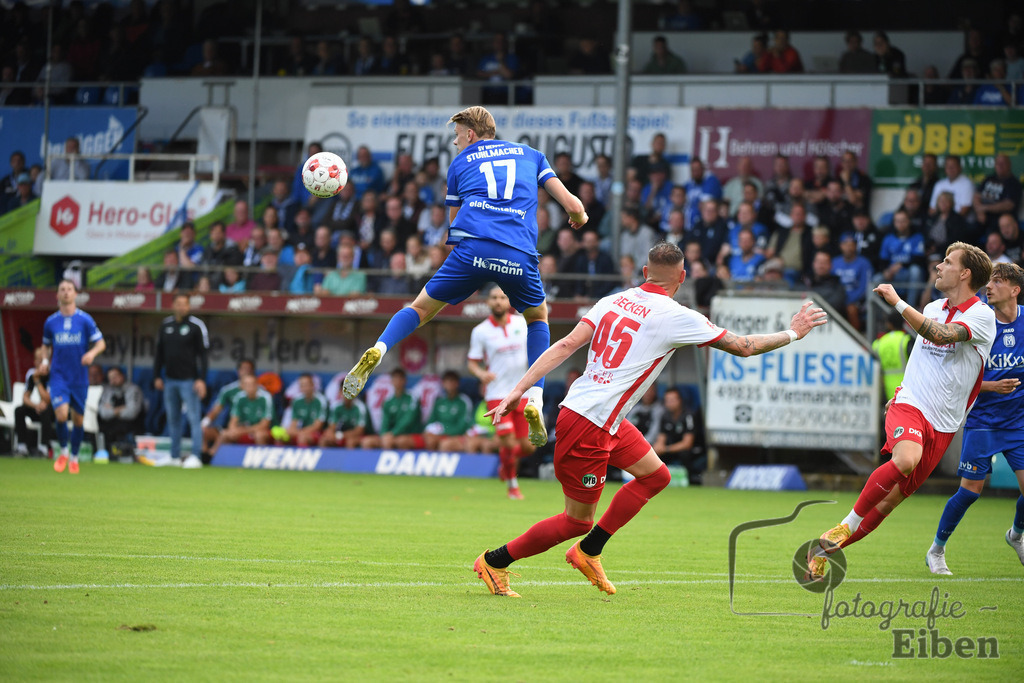SV Meppen-VfB Lübeck | Herren Regionalliga Nord; SV Meppen (blau)-VfB Lübeck (weiß) am 01.08.2025 in Meppen (Hänsch-Arena), Photo: Philip Eiben 2025 - Realisiert mit Pictrs.com