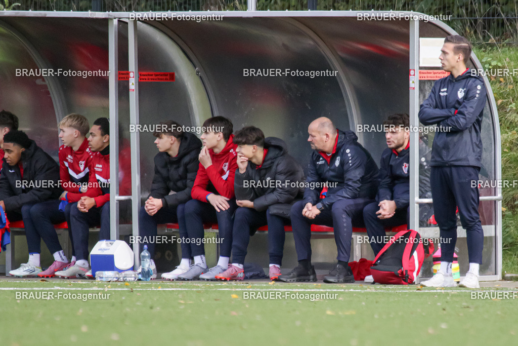 02.11.2025: A-Jugend-Niederrheinliga KFC Uerdingen - RSV Ratingen | Krefeld, Deutschland, 02.11.2025:  Spielerbank und Trainer Yannik Nawrocki (KFC Uerdingen) während des A-Jugend Niederrheinliga Spiels zwischen KFC Uerdingen  - RSV Ratingen am 02.11. 2025 am Löschenhofweg in Krefeld, Deutschland. (Foto Ralph Görtz / Brauer-Fotoagentur)