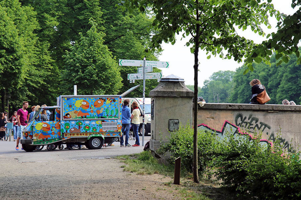 Foto: Leipzig - Sachsenbrücke | Das Team hinter BILDLEXIKON LEIPZIG bündelt historische wie aktuelle Informationen über die Stadt Leipzig in Text und Bild auf einer Plattform und stellt diese der interessierten Öffentlichkeit zur Verfügung.