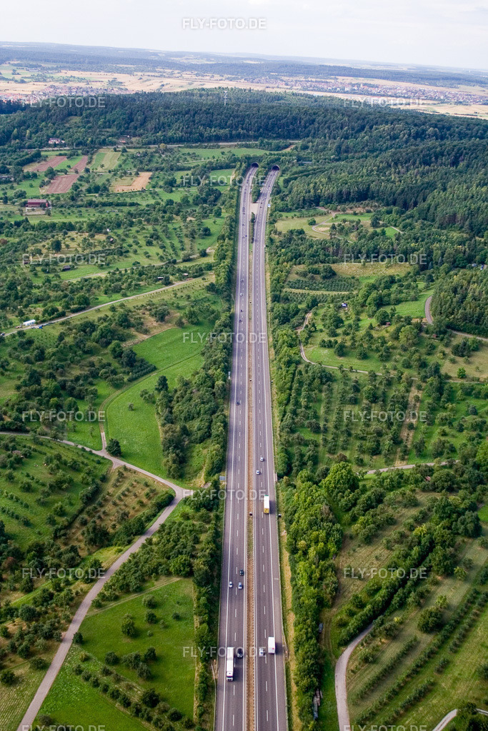 Streckenführung und Fahrspuren im Verlauf der Autobahn vor dem  Tunnel der BAB A81 im Ortsteil Kuppingen | Luftbild: Streckenführung und Fahrspuren im Verlauf der Autobahn vor dem  Tunnel der BAB A81 im Ortsteil Kuppingen im Ortsteil Gültstein in Herrenberg im Bundesland Baden-Württemberg in Deutschland. Foto: IMG_12209.jpg vom 02.08.2008 durch Werner Riehm/FLY-FOTO.de - Realisiert mit Pictrs.com