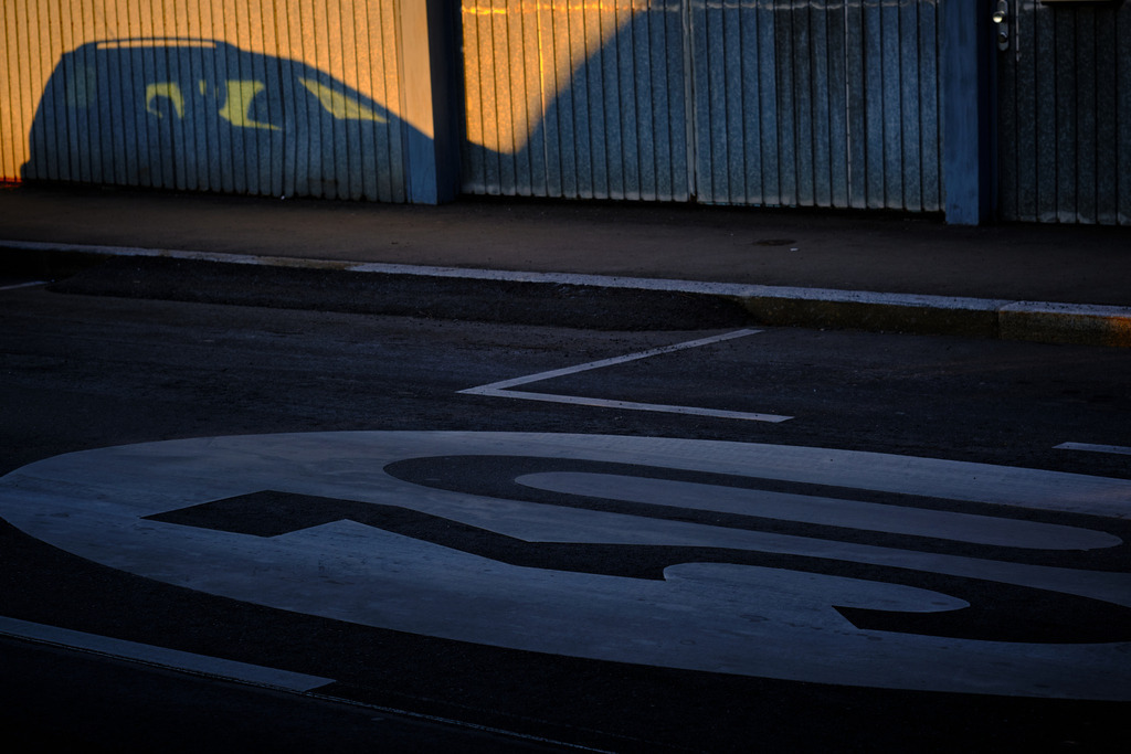 Tempo 30 auf der Fahrbahn mit Schatten eines Autos | Wien, Austria - January 11, 2021: Tempo 30 auf der Fahrbahn mit Schatten eines Autos auf der Wand. - Realisiert mit Pictrs.com