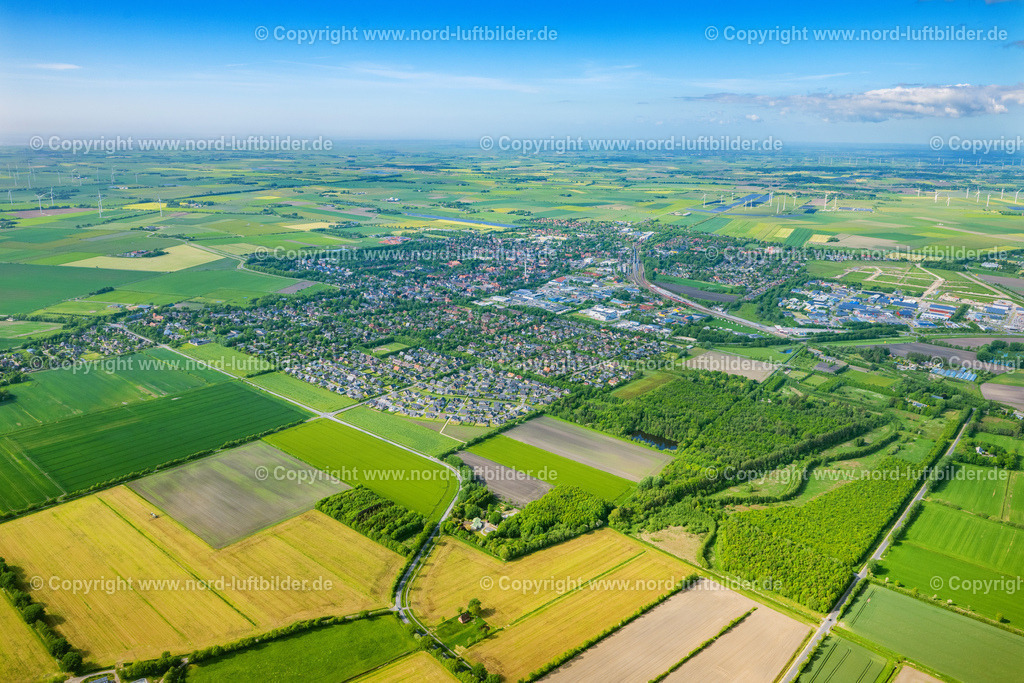 Niebüll_ELS_9968300523 | NIEBüLL 30.05.2023 Stadtgebiet mit Außenbezirken und Innenstadtbereich in Niebüll Nordfriesland im Bundesland Schleswig-Holstein, Deutschland. // City area with outside districts and inner city area in Niebuell North Friesland in the state Schleswig-Holstein, Germany. Foto: Martin Elsen