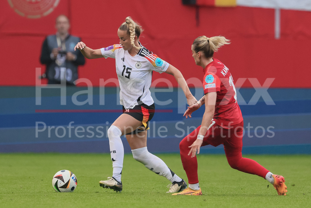 Fussball, EM-Qualifikation Frauen, Deutschland - Polen | v.li.: Giulia Gwinn (Deutschland, DFB, 15) und Ewelina Kamczyk (Polen, 11) im Zweikampf, Duell, Dynamik, Aktion, Action, Spielszene
