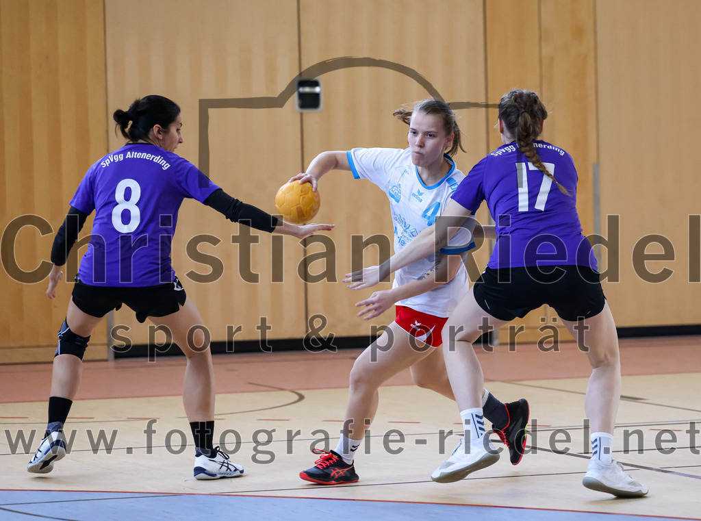 2023-03-18_010_SpVgg_Altenerding_II_gegen_HSG_Freising-Neufahrn_II | Erding, Deutschland, 18.03.2023:
Handball, Bezirksliga Frauen Altbayern 2022 / 2023, 14. Spieltag, SpVgg Altenerding II gegen HSG Freising-Neufahrn II, Endergebnis: 25:27

Sylvia Heider (SpVgg Altenerding, #8), Sofia Knecht (HSG Freising-Neufahrn, #4), Thea-Sophie Steinbrecher (SpVgg Altenerding, #17)

Foto: Christian Riedel / fotografie-riedel.net