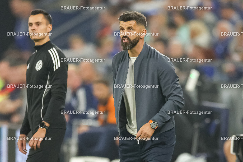 1_S04BER_20250801_2923.JPG -  - FC Schalke 04 - Hertha BSC Berlin - 2. Bundesliga | Gelsenkirchen, Deutschland, 01.08.25: Trainer Miron Muslic (FC Schalke 04) gestikuliert, Gestik waehrend des Spiels der 2. Bundesliga zwischen FC Schalke 04 - Hertha BSC Berlin in der Veltins-Arena am 01. August 2025 in Gelsenkirchen, Deutschland. (Foto von Stefan Brauer/Brauer-Fotoagentur)DFB/DFL REGULATIONS PROHIBIT ANY USE OF PHOTOGRAPHS AS IMAGE SEQUENCES AND/OR QUASI-VIDEO.