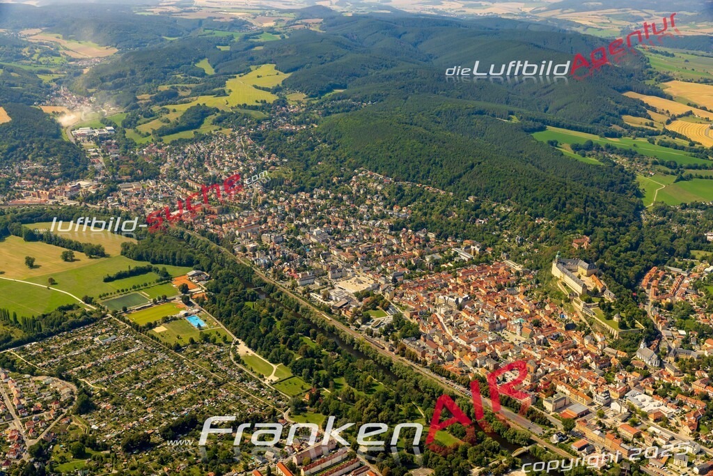 Bild der Stadt Rudolstadt - Die Luftaufnahme wurde 2025 vom UL-Flugzeug heraus erstellt ( keine Drohne ) - Hochauflösende Luftaufnahme - für professionelle Ausdrucke geeignet. Die Geschenkidee !Hier alle&nbsp;Infos zur Lizenzierung der LuftaufnahmeWir fliegen auch dieses Jahr wieder in Ihre Region um Luftbilder zu erstellen.- Luftbild anfragen