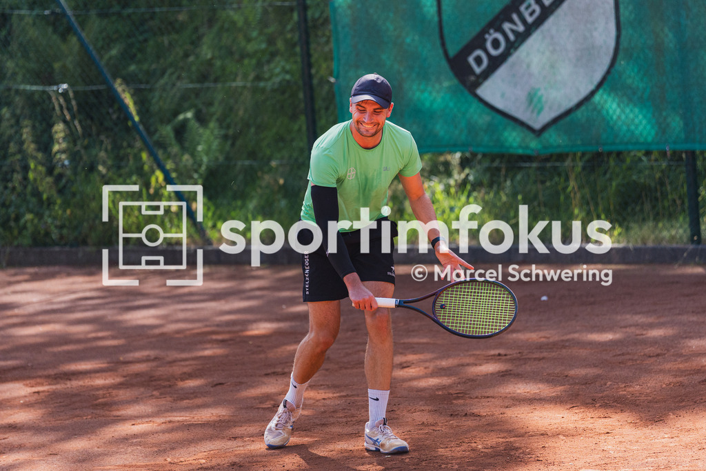 Wuppertaler Tennis-Stadtmeisterschaften | Jan Henri Augustat (Bayer Wuppertal) in Aktion. Herren-Finale der Wuppertaler Tennis-Stadtmeisterschaften, Wuppertal, 09.08.2026. - Realisiert mit Pictrs.com