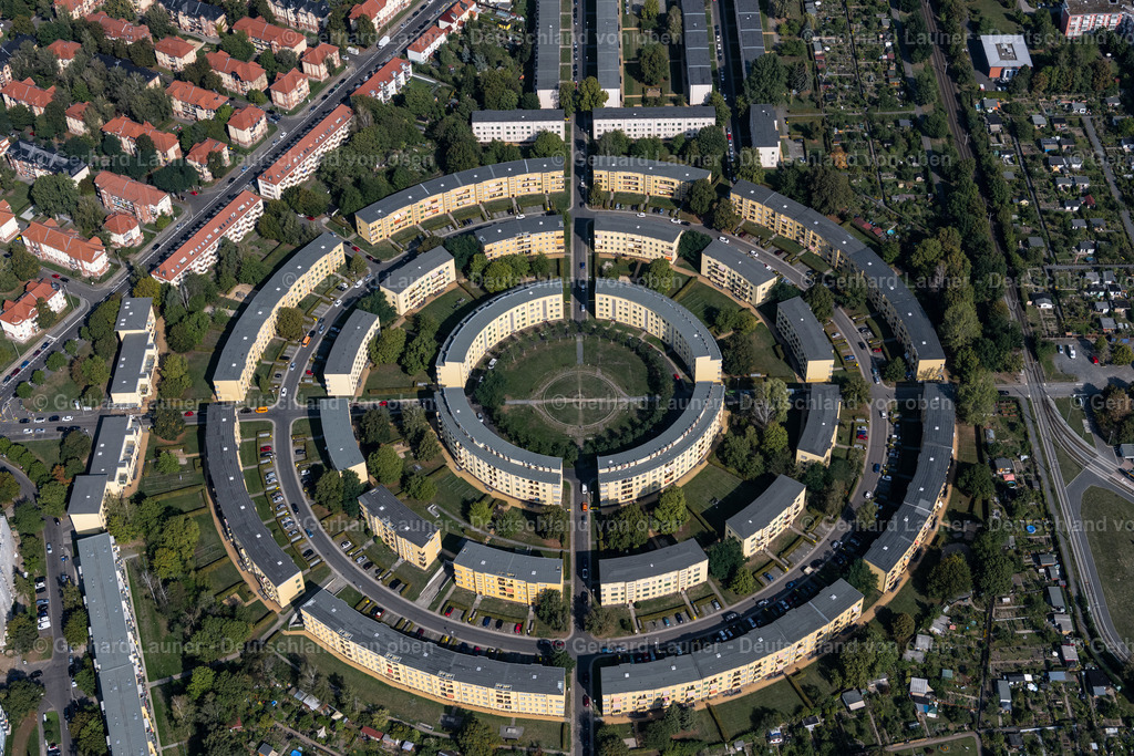 4039132 | LEIPZIG 14.09.2020 Wohngebiet einer Reihenhaus- Siedlung an der Nibelungensiedlung - Rundling im Architekturstil der Neuen Sachlichkeit am Siegfriedplatz - Nibelungenring im Ortsteil Lößnig in Leipzig im Bundesland Sachsen, Deutschland. Weiterführende Informationen bei: Leipziger Wohnungs- und Baugesellschaft mbH. // Residential area a row house settlement Nibelungensiedlung - Rundling on Siegfriedplatz - Nibelungenring in the district Loessnig in Leipzig in the state Saxony, Germany. Further information at: Leipziger Wohnungs- und Baugesellschaft mbH. Foto: Gerhard Launer