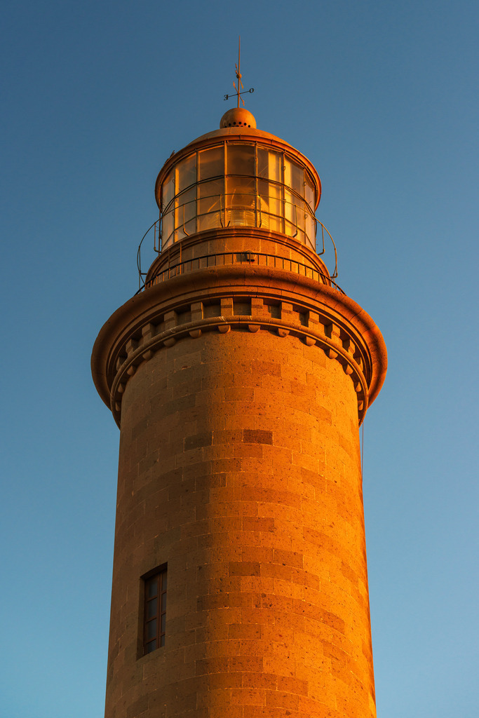 10240411- Leuchtturm von Maspalomas im Abendlicht | Detailaufnahme des Leuchtturms von Maspalomas im orangenen Licht der untergehenden Sonne.