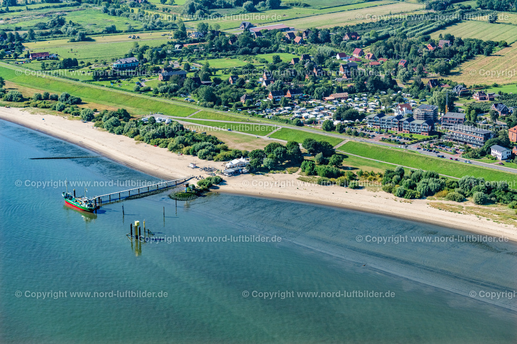 Krautsand_Elbstranresort_ELS_7226130822 | DROCHTERSEN 13.08.2022 Sandstrand- Landschaft entlang des Ufer- Flußverlaufes mit Anleger auf Krautsand in Drochtersen im Bundesland Niedersachsen, Deutschland. // Sandy beach landscape along the banks of the river with Anleger auf Krautsond in Drochtersen in the state Lower Saxony, Germany. Foto: Martin Elsen