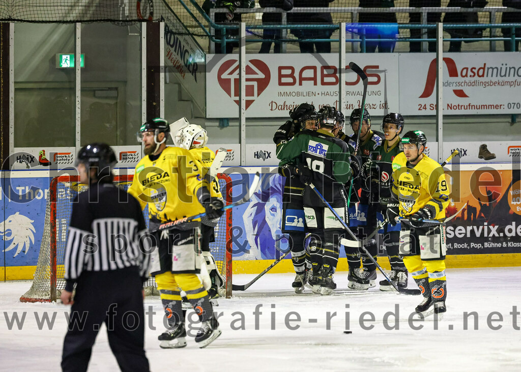 2023-02-10_029_TSV_Erding_gegen_ERSC_Amberg | Erding, Deutschland, 10.02.2023:
Eishockey, Bayernliga Meisterrunde Gruppe B 2022 / 2023, 3. Spieltag, TSV Erding gegen ERSC Amberg, Endergebnis: 6:3

Daniel Krzizok (Erding Gladiators, #18), Mark Waldhausen (Erding Gladiators, #27), Kevin Schmitt (ERSC Amberg, #19)

Foto: Christian Riedel / fotografie-riedel.net