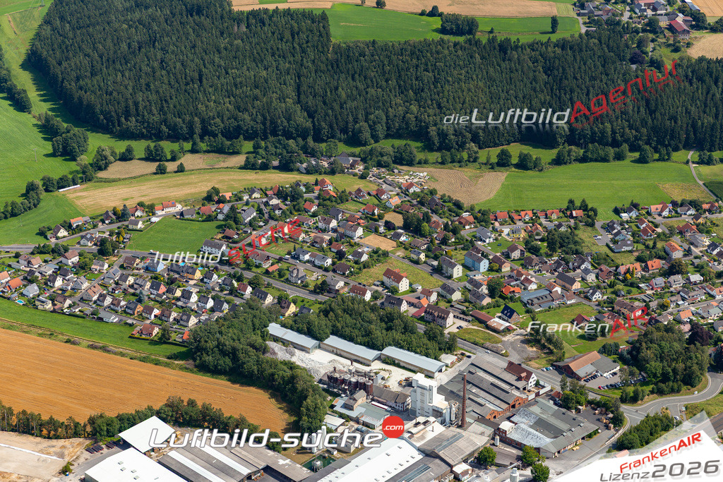 Die Luftaufnahme Holenbrunn - Wunsiedel wurde 2021 mittels Flugzeug (keine Drohne) erstellt. Hohe Auflösung -für große Poster und Wandbilder geeignet!