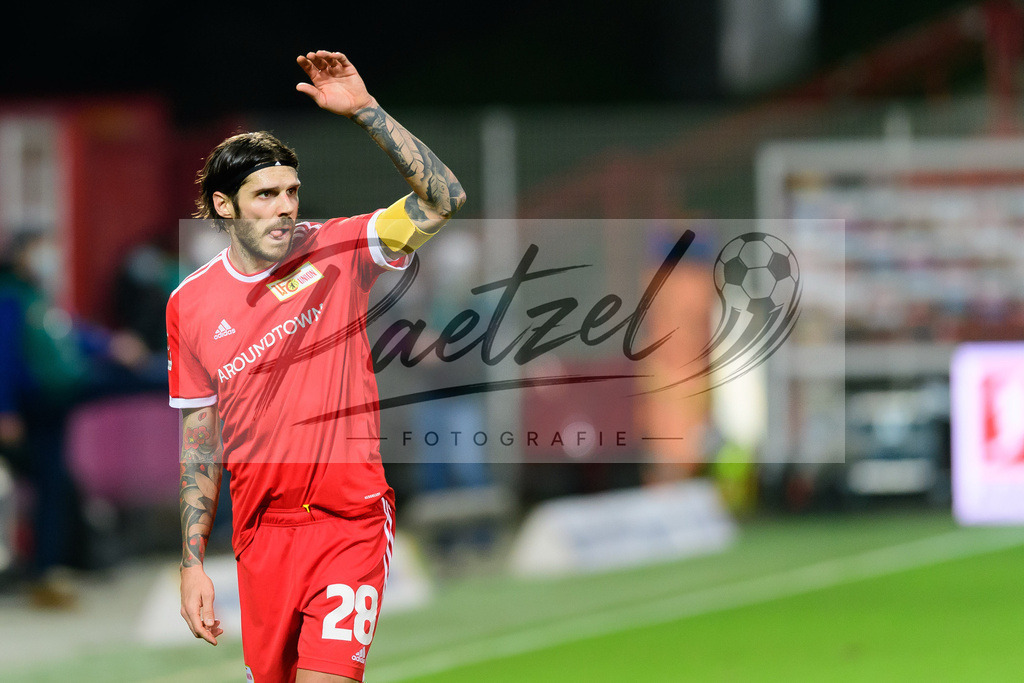 FCUFRE20211215_034 | Fussball, Herren: Christopher Trimmel (1. FC Union Berlin) gestikuliert, Gestik bei dem Spiel der 1. Bundesliga zwischen 1. FC Union Berlin und SC Freiburg im Stadion An der Alten Foersterei am 15.12.2021 in Berlin, Deutschland.DFB / DFL REGULATIONS PROHIBIT ANY USE OF PHOTOGRAPHS AS IMAGE SEQUENCES AND/OR QUASI-VIDEO. - Realisiert mit Pictrs.com