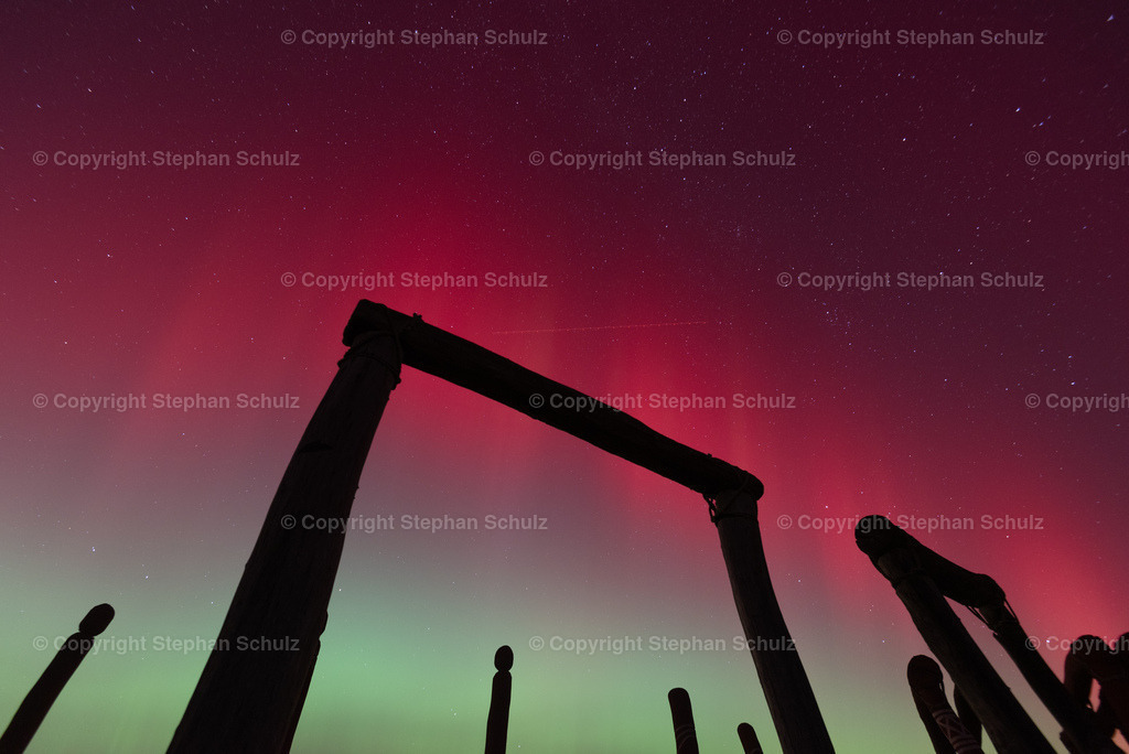 Polarlichter am Ringheiligtum Pömmelte | Polarlichter (Aurora borealis) leuchten über dem Ringheiligtum Pömmelte. Die prähistorische Kreisgrabenanlage wird von Archäologen auch als deutsches Stonehenge bezeichnet. - Realisiert mit Pictrs.com