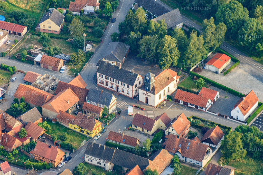 Luftbild: Église catholique/protestante St. Etienne in Forstfeld im Bundesland Bas-Rhin in Frankreich. – Foto: IMG_30592.jpg vom 09.07.2010 durch Werner Riehm/FLY-FOTO.de – Auflösung des Originals: 4440 x 2960 px
