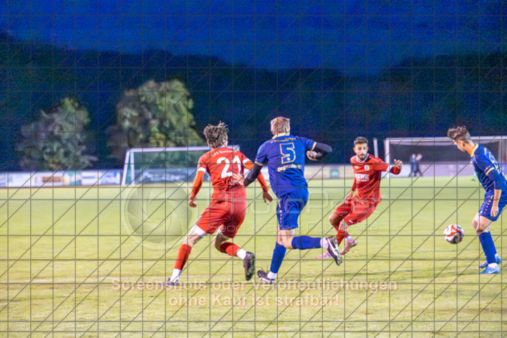 20251002_194220_0014 | #,1.FC Donzdorf (rot) vs. FV Faurndau (blau), Fußball, Bezirkspokal - Bezirk Neckar/Fils, 04. Runde, Saison 2025/2026, Rasenplatz Lautertal Stadion, Süßener Straße 16, 73072 Donzdorf, 02.10.2025 - 19:30 Uhr,Foto: PhotoPeet-Sportfotografie/Peter Harich