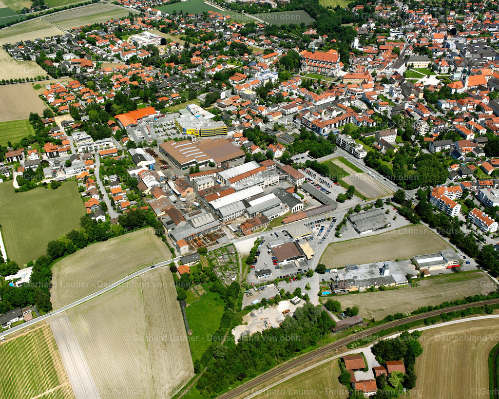 2600553 | ALTöTTING 09.06.2006 Ortsansicht am Rande von landwirtschaftlichen Feldern und Nutzflächen  in Altötting im Bundesland Bayern, Deutschland // Village view on the edge of agricultural fields and land  in Altötting in the state Bavaria, Germany Foto: Gerhard Launer