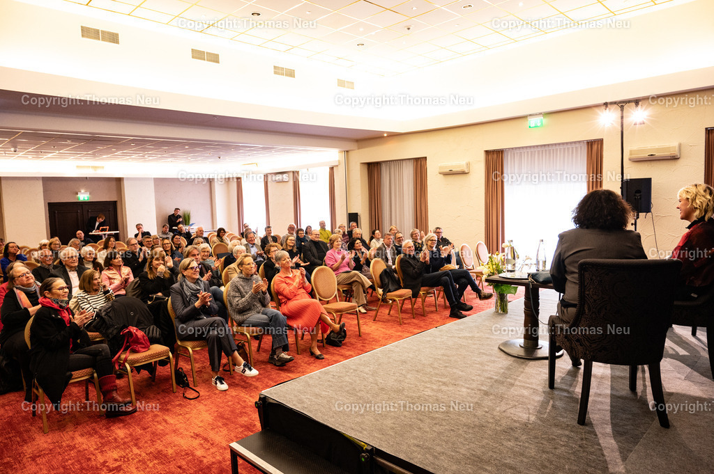 Eysoldt-ring-matinee-thomas-schmauser-Fritzi-Wartenberg-Ulrich-matthes-Almut-wagner-fotografie-thomas-neu.jpg-36-2 | Podiumsgespräch bei der Eysoldt-Matinee im Hotel Krone in Bensheim-Auerbach: Von links diskutieren Ulrich Matthes, Thomas Schmauser, Fritzi Wartenberg und Almut Wagner vor Publikum über Theater und Schauspiel. Die Veranstaltung fand im Rahmen der Verleihung des Eysoldt-Rings statt. Foto: Thomas Neu,Bild: THomas Neu