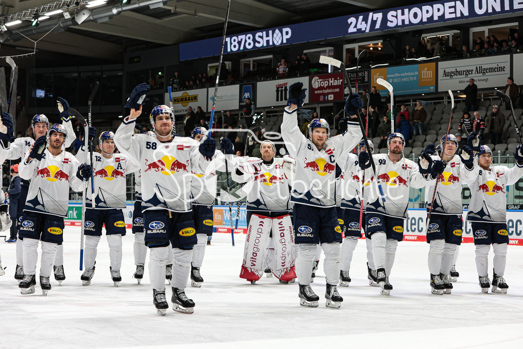 Augsburger Panther - EHC Red Bull München | Die Gaeste juebeln mit den mitgereisten Fans ueber den Derbysieg in Augsburg