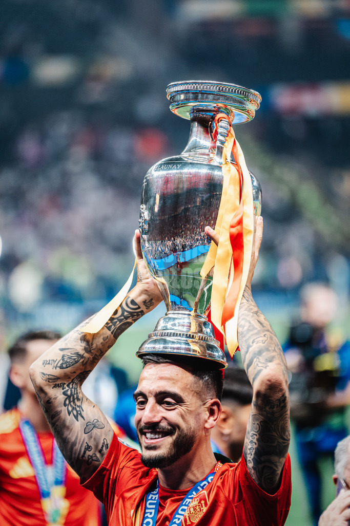 Fußball | Herren | UEFA-Fußball-Europameisterschaft 2024 | Finale | Spanien vs. England | 14.07.2024 | Joselu (#9, Spanien) mit dem Pokal auf dem Kopf