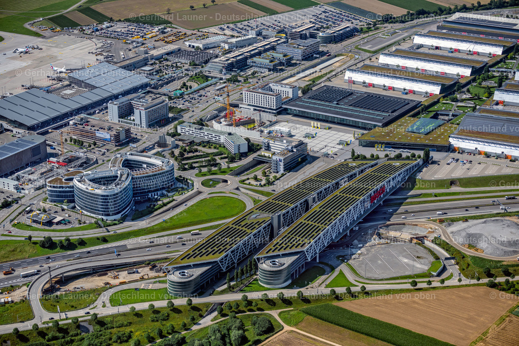 4047184 | STUTTGART 11.08.2021 Parkdeck auf dem Gebäude des Bosch Parkhauses der Messe Stuttgart über der Bundesautobahn A 8 im Ortsteil Plieningen in Stuttgart im Bundesland Baden-Württemberg. // Parking deck on the building of the Bosch car park in the district Plieningen in Stuttgart in the state Baden-Wuerttemberg. Foto: Gerhard Launer