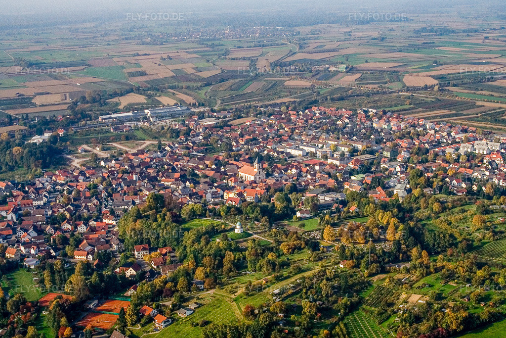 Luftbild: Ortsmitte mit Heilig Kreuz Kirche in Renchen im Bundesland Baden-Württemberg in Deutschland. Foto: IMG_13930.jpg vom 11.10.2008 durch Werner Riehm/FLY-FOTO.de