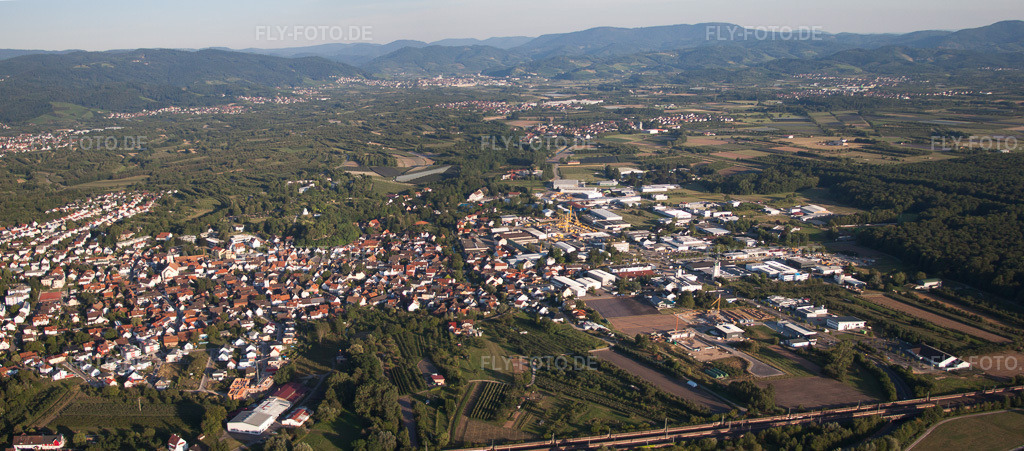 Luftbild: Ortsansicht der Straßen und Häuser der Wohngebiete in Renchen im Bundesland Baden-Württemberg in Deutschland. Foto: IMG_59241-Bearbeitet.jpg vom 15.08.2013 durch Werner Riehm/FLY-FOTO.deAuflösung des Originals: 7023 x 3092 px