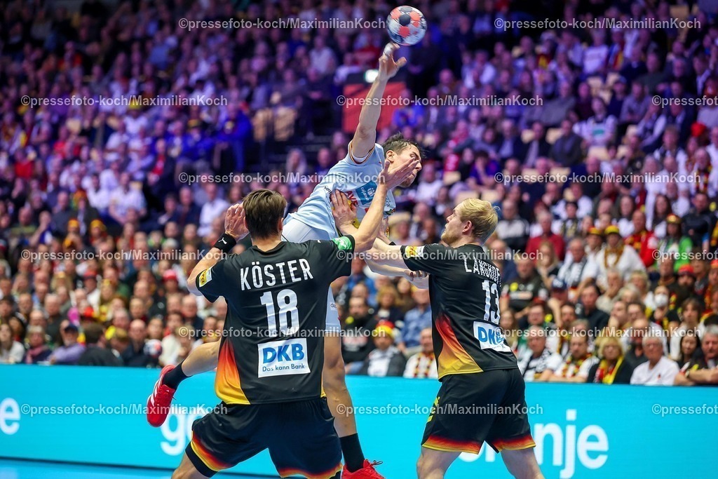 EHF19012602036 | 19.01.2026, Handball, Men's EHF EURO 2026, Deutschland - Spanien, Jyske Bank Boxen in Herning, Dänemark, Preliminary Round:  Julian Köster (Germany #18)  Matthes Langhoff (Germany #13) verteidigen am Kreis 