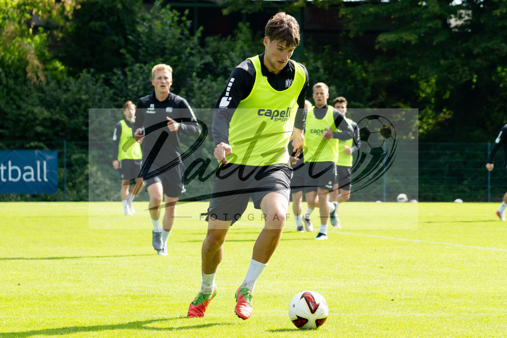 20260909_TRAOSN_0055 | Fußball, Herren: Bernd Riesselmann (VfL Osnabrück) in Aktion, am Ball, Einzelaktion beim Training des VfL Osnabrück am 09.09.2026 im Sportpark Illoshöhe in Osnabrück, Deutschland.(Foto von Nico Paetzel) - Realisiert mit Pictrs.com