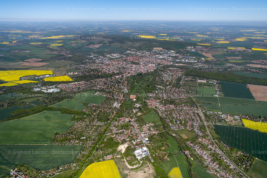 4026876 | WEIMAR 07.05.2020 Stadtgebiet mit Außenbezirken und Innenstadtbereich in Weimar im Bundesland Thüringen, Deutschland. // City area with outside districts and inner city area in Weimar in the state Thuringia, Germany. Foto: Gerhard Launer