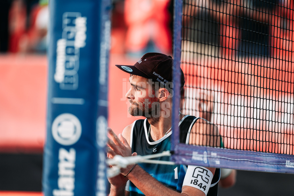 Beachvolleyball | Männer | Allianz German Beach Tour 2024 | Tourstop Kühlungsborn 2 | 16.08.2024 | Manuel Harms klatscht nach dem Spiel