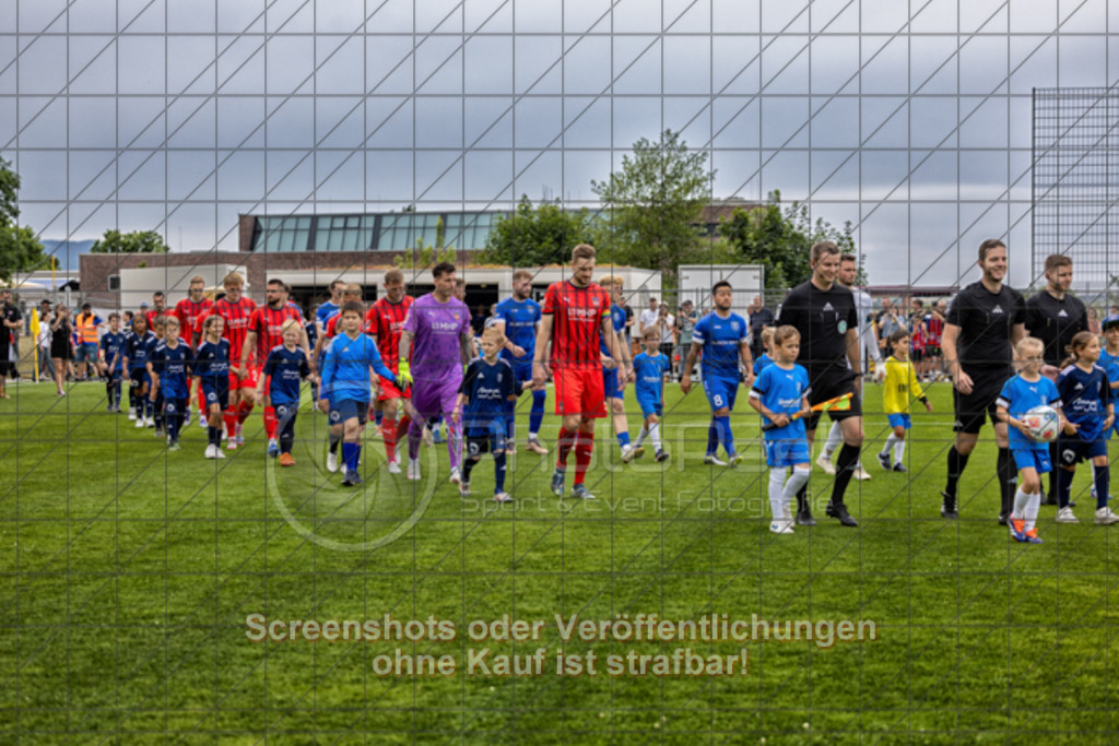 20250706_153154_0628-Bearbeitet | #,TSG Salach (blau) vs. 1.FC Heidenheim (rot), Fußball, Freundschaftsspiel - WfV, Saison 2025/2026, Rasensportplatz, Staufenecker Str. 41, 73084 Salach, 06.07.2025 - 15:30 Uhr,Foto: PhotoPeet-Sportfotografie/Peter Harich