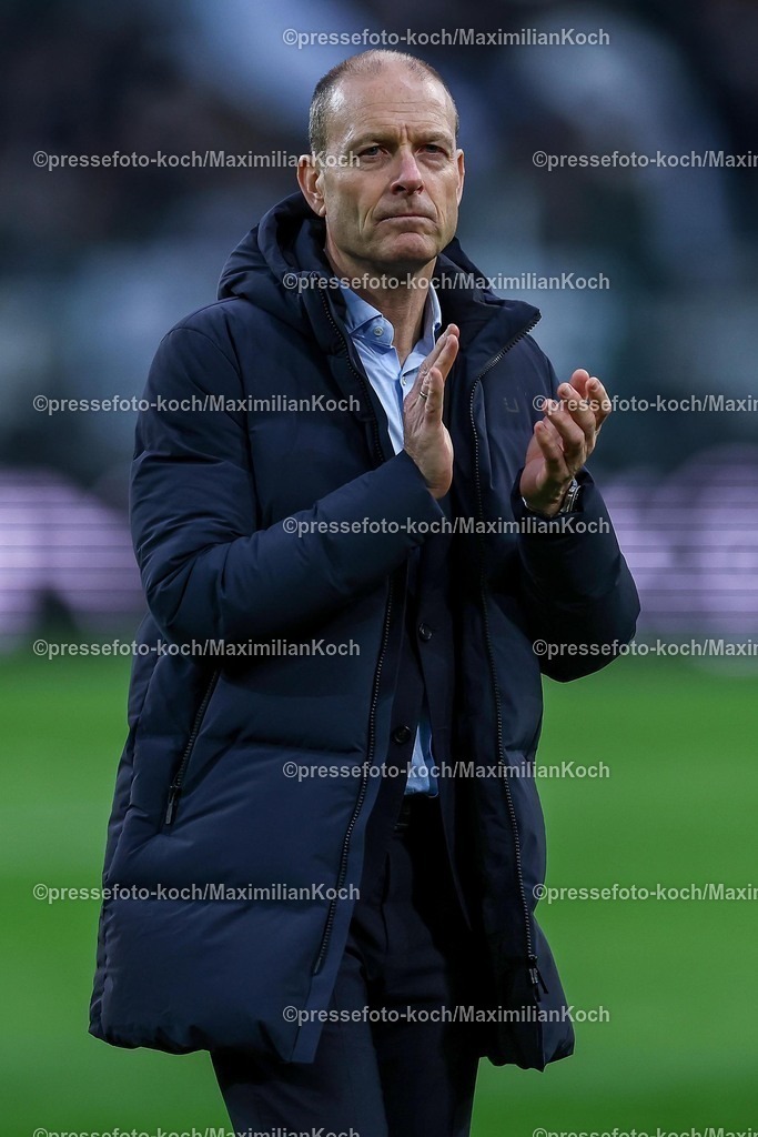 BMG21022502202 | 22.02.2025, Fußball, Borussia Mönchengladbach - FC Augsburg, 1. Fußball Bundesliga, Borussia-Park, Saison 2024 2025: Cheftrainer Jess Thorup (FC Augsburg) Freude klatschend jubelnd JubelDFB regulations prohibit any use of photographs as image sequences and or quasi-video.