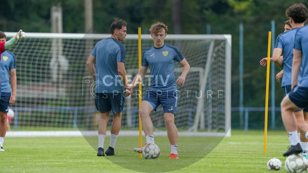 Fußball, Herren, Saison 2025/2026, Regionalliga Nordost, Trainingsauftakt des FSV 63 Luckenwalde am 18.06.2025 im Werner-Seelenbinder-Stadion, | Fußball, Herren, Saison 2025/2026, Regionalliga Nordost, Trainingsauftakt des FSV 63 Luckenwalde am 18.06.2025 im Werner-Seelenbinder-Stadion, Im Bild: Remo Merke (m.) - Realisiert mit Pictrs.com