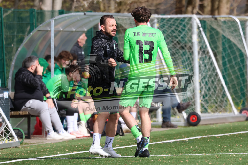 SC Bünde - TuS Ahmsen | Auf dem Bild zu sehen: grün TuS Ahmsen: Louis SchröderSC Bünde, TuS Ahmsen, Saison 25/26, Bezirksliga, Deutschland - Realisiert mit Pictrs.com
