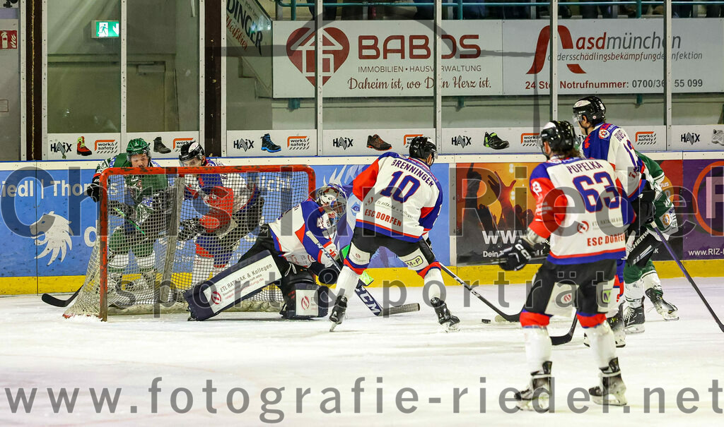2023-11-03_041_TSV_Erding_gegen_ESC_Dorfen | Erding, Deutschland, 03.11.2023:
Eishockey, Bayernliga Vorrunde 2023 / 2024, 6. Spieltag, TSV Erding gegen ESC Dorfen, Endergebnis: 11:3

Torwart Maximilian Englbrecht (ESC Dorfen, #45), Florian Brenninger (ESC Dorfen, #10)

Foto: Christian Riedel / fotografie-riedel.net