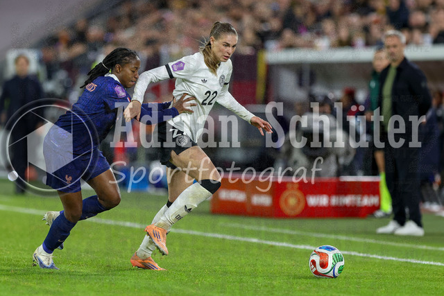 Deutschland vs Frankreich - Halbfinale - UEFA Women's Nations League | Düsseldorf, Deutschland, 24.10.25:   Oriane Jean-Francois ( Frankreich ) und Jule Brand ( Deutschland ) im Kampf um den Ball waehrend des Halbfinals der UEFA Women's Nations League zwischen Deutschland vs Frankreich in der Merkur-Spiel-Arena(Foto von Brauer-Fotoagentur / Adrian Schlueter)