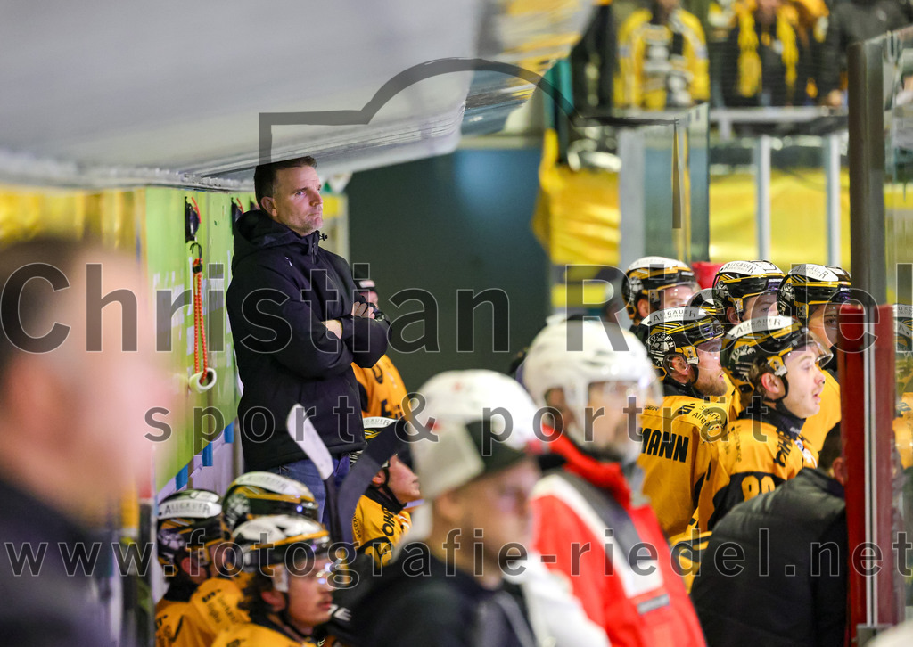 2026-02-27_105_TSV_Erding_gegen_EV_Fuessen | Erding, Deutschland, 27.02.2026:Eishockey, Oberliga Süd 2025 / 2026, 51. Spieltag, TSV Erding gegen EV Füssen, Endergebnis: 2:4Headcouch Daniel Jun (EV Füssen)Foto: Christian Riedel / fotografie-riedel.net