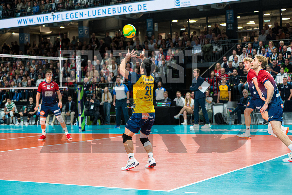 Volleyball I Herren I Saison 2025/2026 I CEV Champions League I CLVM69 I SVG Lüneburg - Sporting CP Lisboa | Sho Takahashi (21, SVG Lüneburg) in der Abwehr - Realisiert mit Pictrs.com