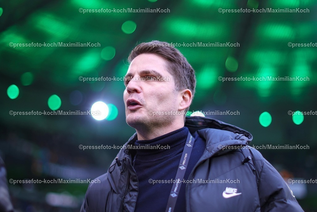 BMG13122501014 | 13.12.2025, Fußball, Borussia Mönchengladbach - VfL Wolfsburg, 1. Fußball Bundesliga, 14.Spieltag, Borussia-Park, Saison 2025 2026: Pirmin Schwegler (Sportdirektor Wolfsburg)   DFB regulations prohibit any use of photographs as image sequences and or quasi-video.