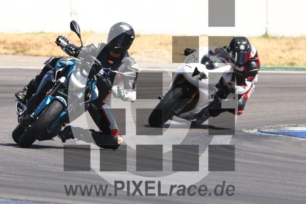 0311-20250704_01849 | Schöne Erinnerungen an spannende Momente - das festzuhalten ist unser Job. PIXELrace.de ist seit 2003 auf den Rennstrecken Europas unterwegs um die Action draußen beim Fahren und die wunderbare Stimmung imm Fahrerlager für euch einzufangen.