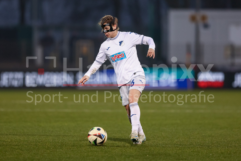 Fussball, Google Pixel Frauen-Bundesliga, SV Werder Bremen - TSG 1899 Hoffenheim | v.li.: Dominika Grabowska (TSG 1899 Hoffenheim, 16) am Ball, Freisteller, Einzelbild, Ganzkörper, Aktion, Action, Spielszene, DIE DFB-RICHTLINIEN UNTERSAGEN JEGLICHE NUTZUNG VON FOTOS ALS SEQUENZBILDER UND/ODER VIDEOÄHNLICHE FOTOSTRECKEN. DFB REGULATIONS PROHIBIT ANY USE OF PHOTOGRAPHS AS IMAGE SEQUENCES AND/OR QUASI-VIDEO.