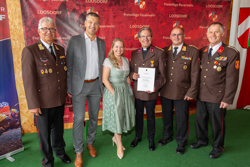 50_Gruppenfotos_050 | Fotodoku der Festmesse im FF-Haus Loosdorf anlässlich der Fahrzeugweihe und in Dienststellung der neuen Einsatzfahrzeuge der FF-Loosdorf.